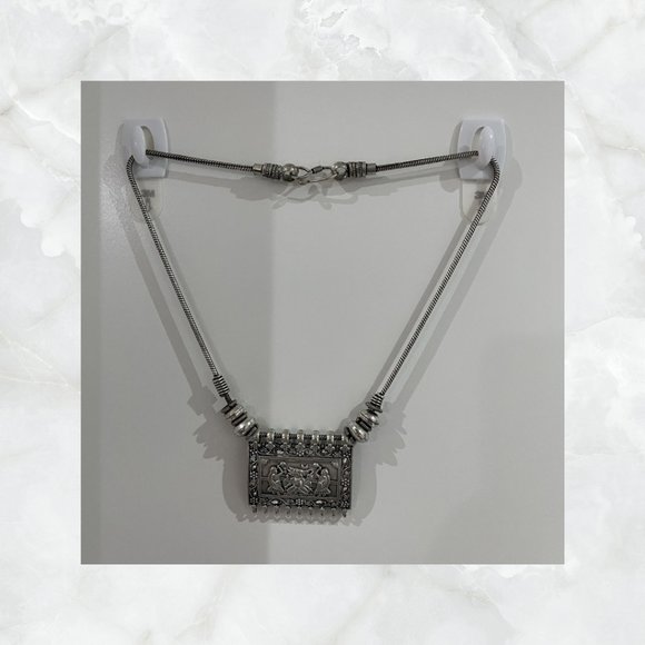 Oxidized necklace w/ intricately designed pendant - Picture 2 of 2